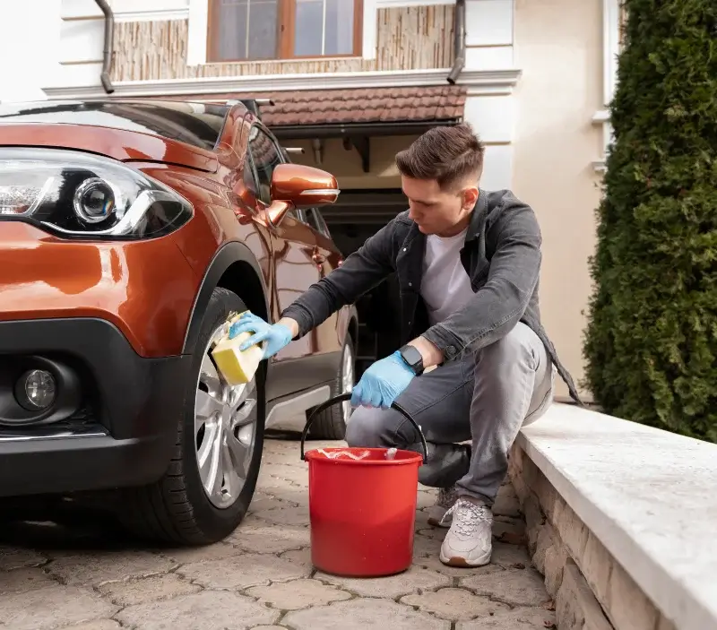 Lavage auto à domicile Amfreville-la-Mi-Voie : professionnel intervenant sur un véhicule